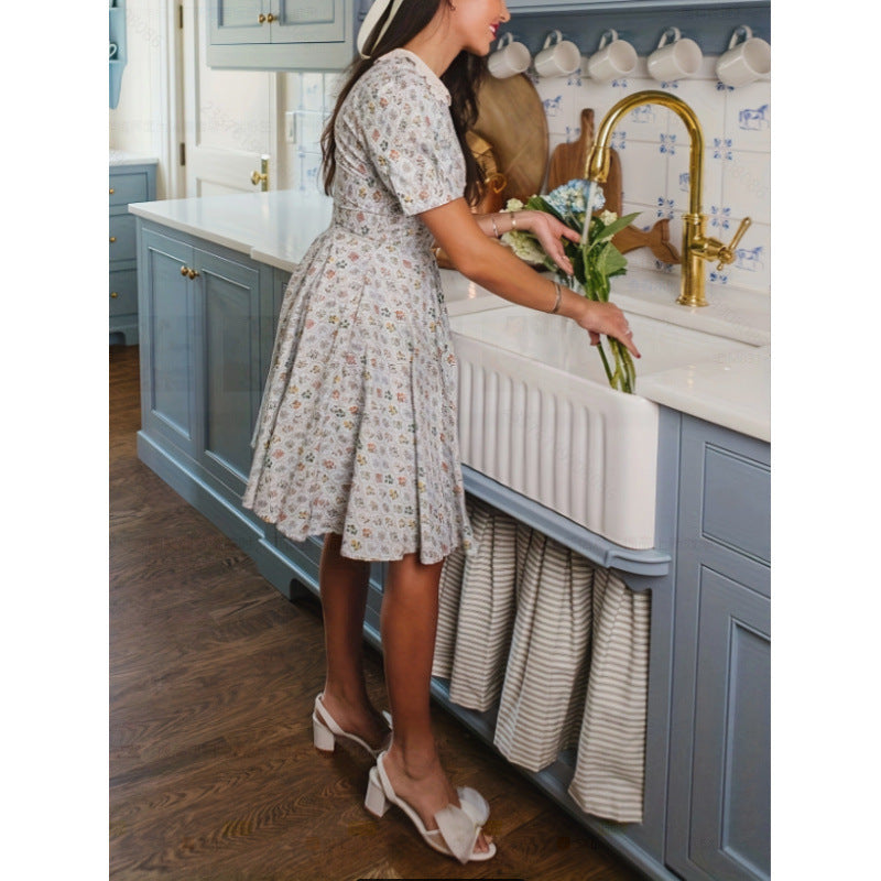 Damekjole med romantisk blomsterdesign og elegant krave Skovae