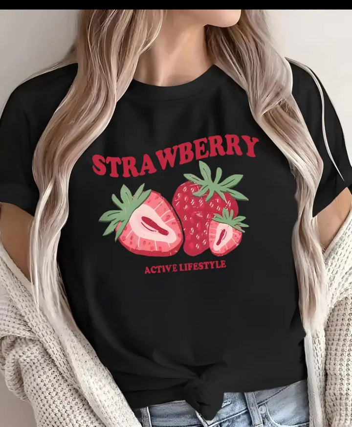 Dame T-shirt med glædeligt jordbærmotiv og afslappet pasform Stilla