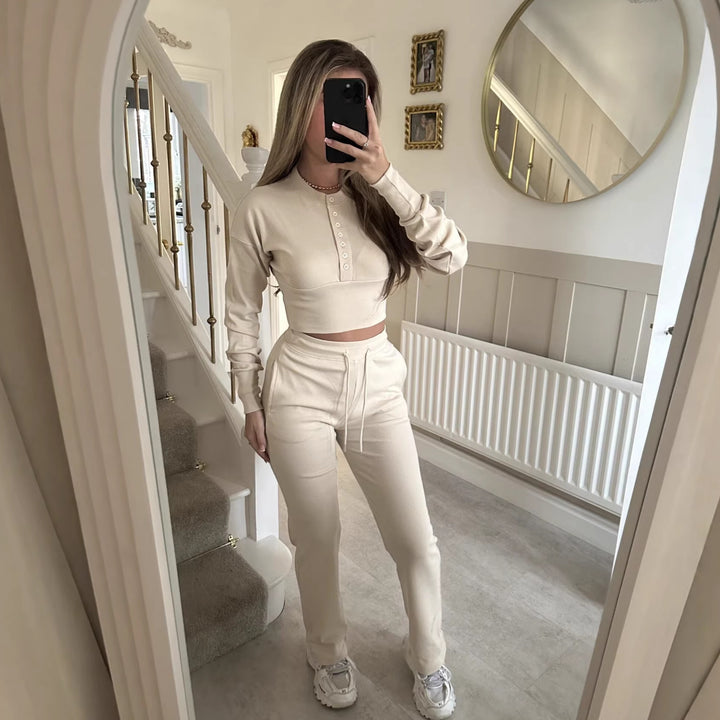 Kvinders afslappede fritidssæt med cropped sweatshirt og komfortable joggers