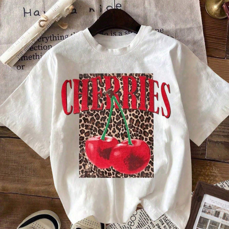 Dame T-shirt med kreativt kirsebærmotiv og livlig leopardmønster Stilla