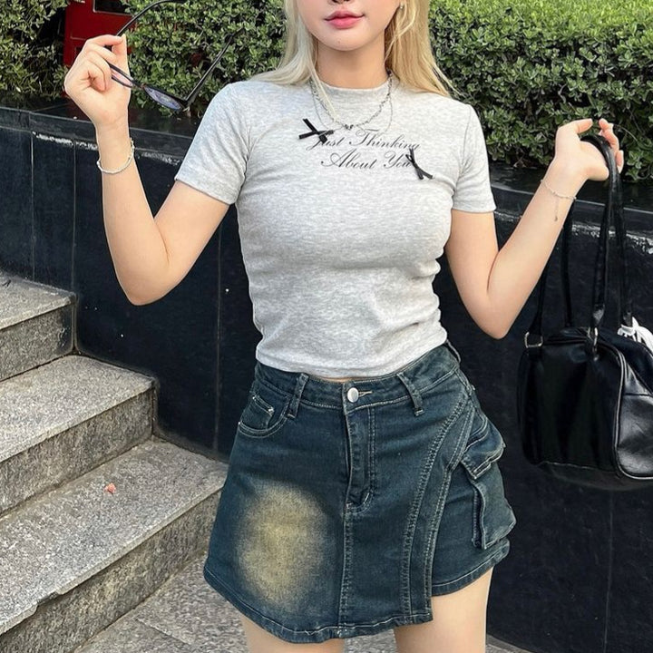 Dame cropped T-shirt med unik skrift og afslappet snit Skovae