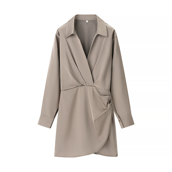 Dame indpakningsblusekjole med elegant drapering og moderne krave Stilla