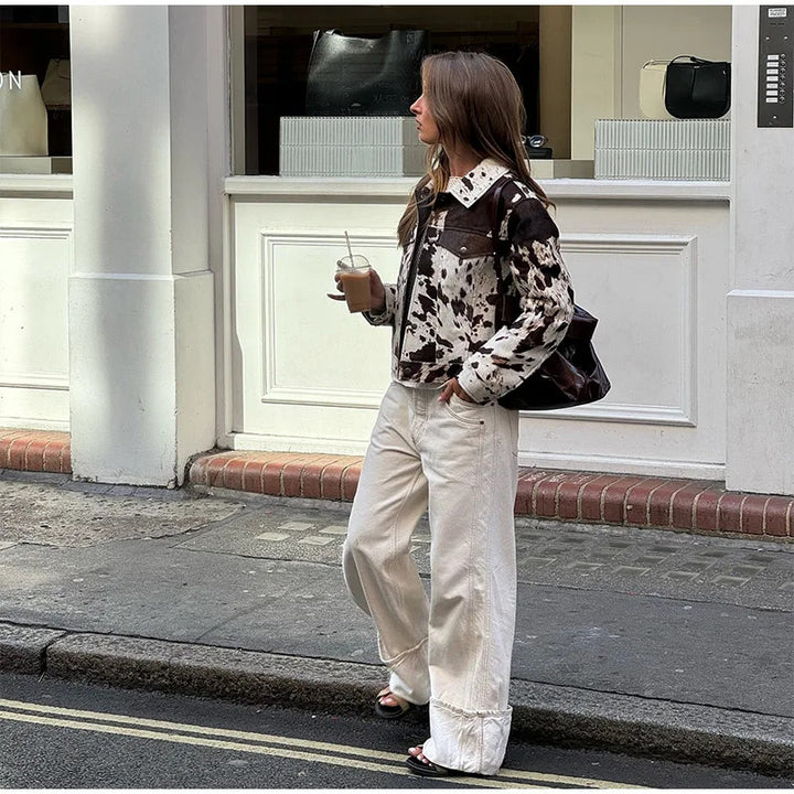 Dame trendy denimjakke i ekstravagant dyrepelslook Stilla