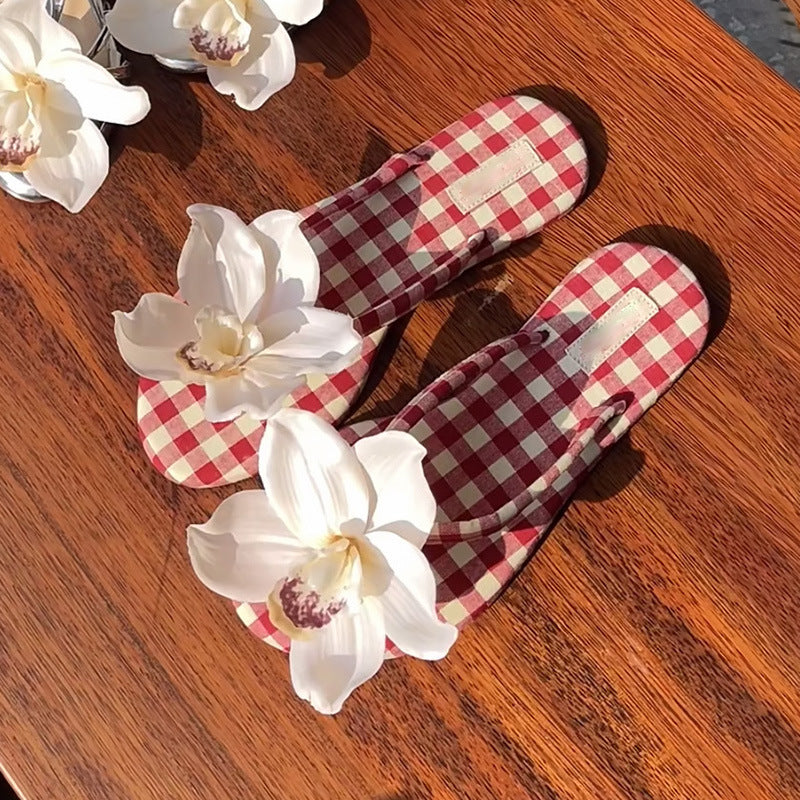 Dame Floral Accent Flip Flops Stilla