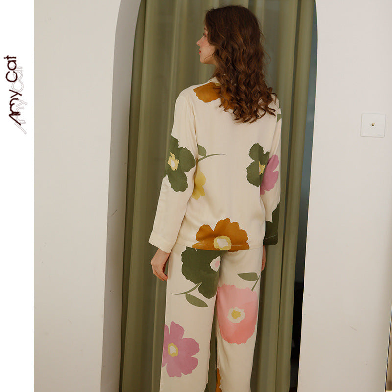 Damer pyjamasæt i silkeagtigt blødt stof med blomsterdesign og klassisk snit Stilla