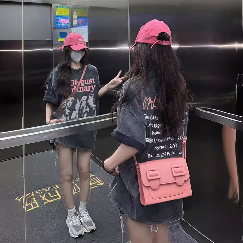 Dame T-shirt i afslappet oversized-stil med kreativt statementsdesign Stilla