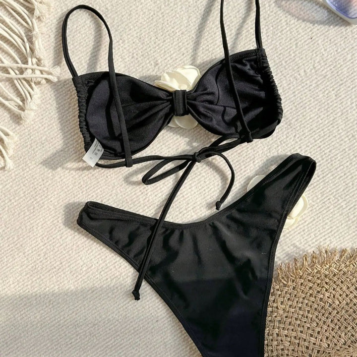 Dame bandeau-bikini med blomsteraccentuer
