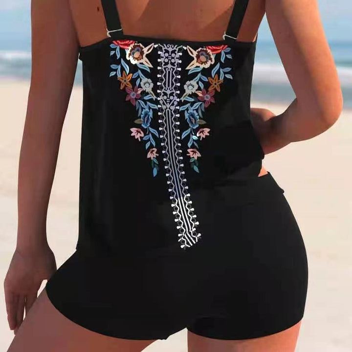 Dame Tankini med floralt broderi og moderne shorts Stilla