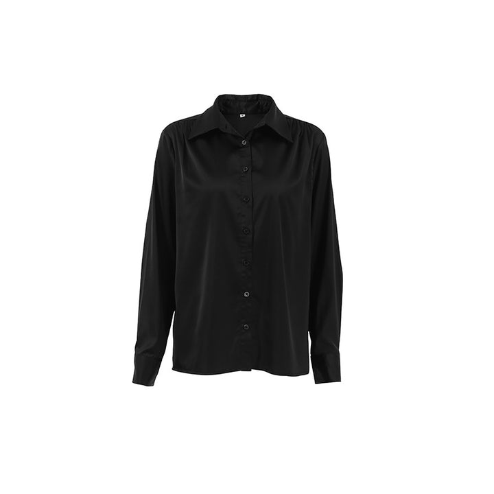 Dame silkebluse med elegante knapdetaljer og luksuriøs glans Stilla