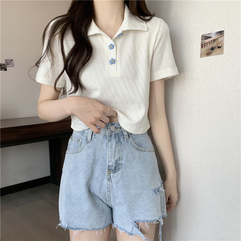 Femme Crop-Polo-Tee med blomsterknapdetalje Stilla