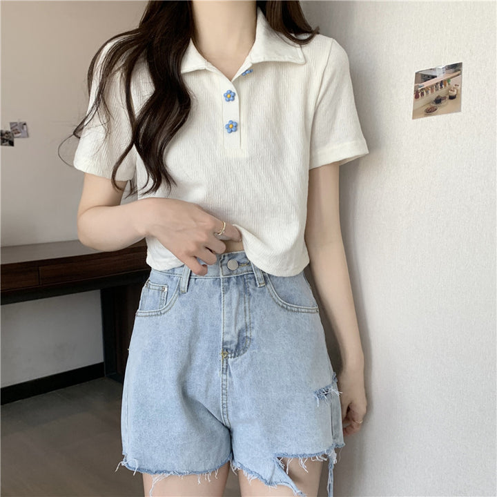 Femme Crop-Polo-Tee med blomsterknapdetalje Stilla