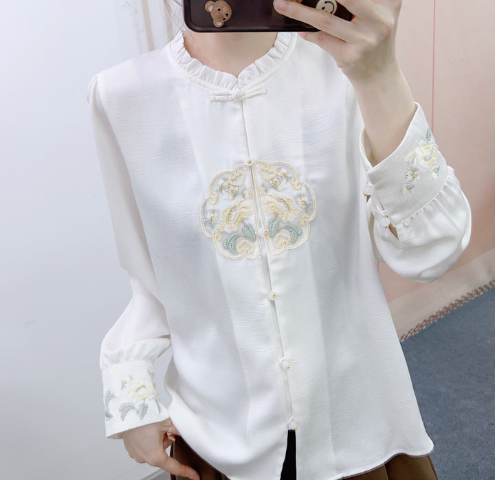 Damebluse med kunstnerisk broderidesign og raffinerede detaljer Stilla