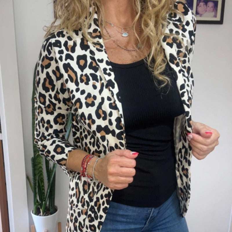 Dame moderigtigt blazer i dyreprint Stilla