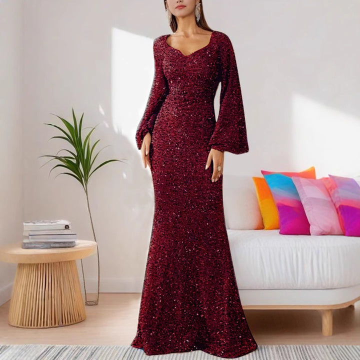 Dame Elegant aftenkjole med glitrende detaljer og vidt udfoldede ærmer Stilla