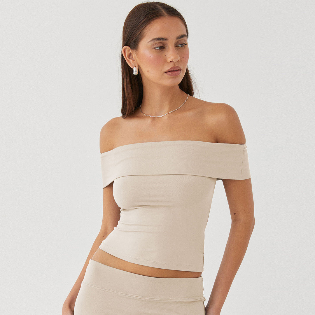 Dame Off-Shoulder Top med figursyet snit og elastisk materiale Stilla