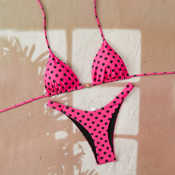 Dame triangle-bikini med elegant prikket design og stilfuld kontrast skovæ
