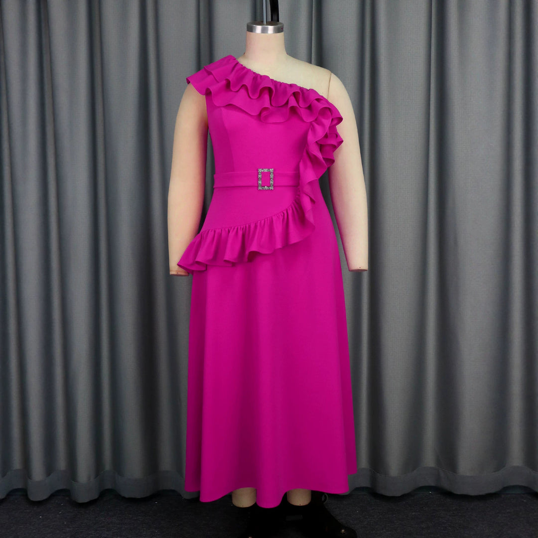 Dame Elegant maxikjole med asymmetrisk off-shoulder design og voluminøse flæser
