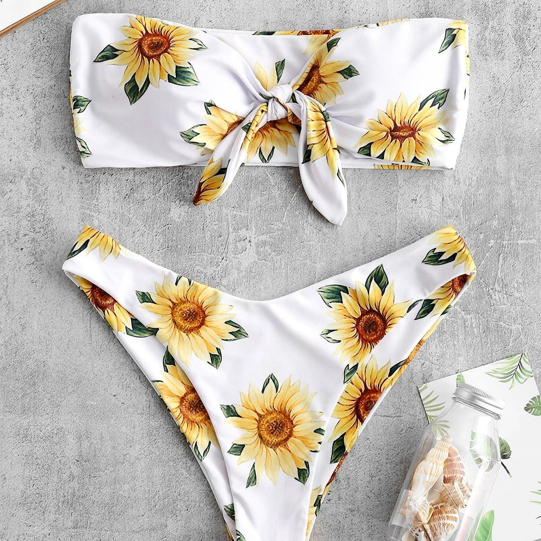 Dame bandeau-bikini med blomstermotiv og praktiske knuder Skovae