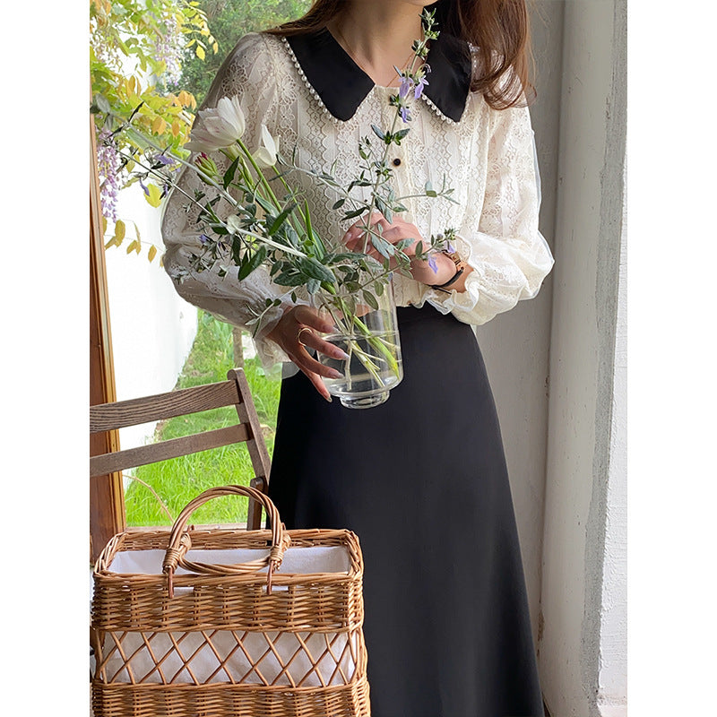 Kvinder elegant bluse med blondekrave og dekorative knapdetaljer Stilla