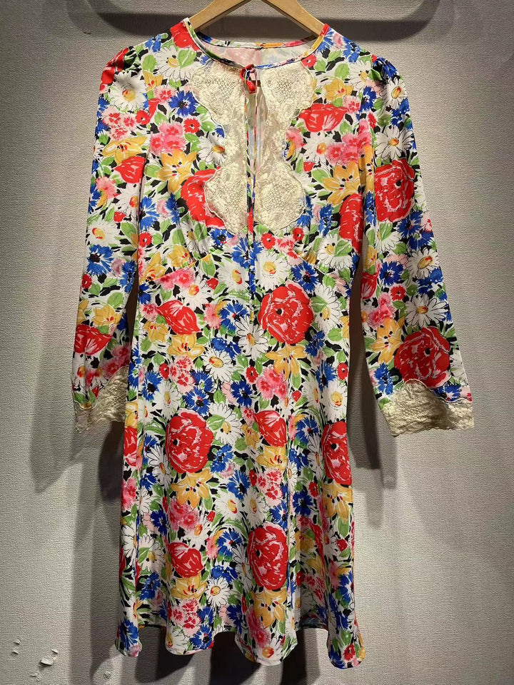 Dame forårskjole med floral blondeindsats og charmerende ærmedetaljer Stilla