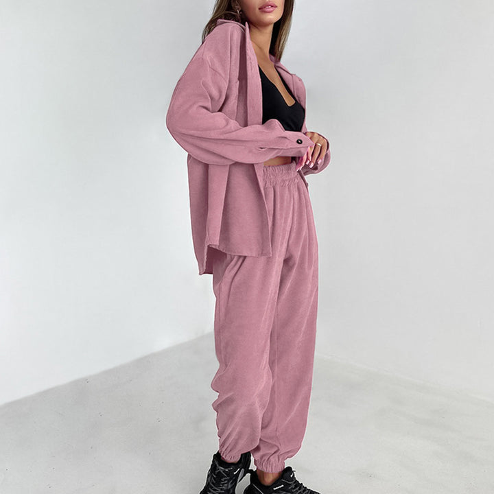 Dame Casual og komfortabel fleece-dragt med knapdetaljer og praktiske lommer Stilla