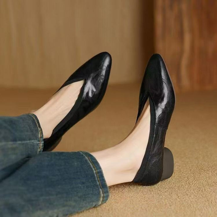 Dame elegante Pumps med moderigtigt V-udskæring og komfortabel blokhæl Stilla