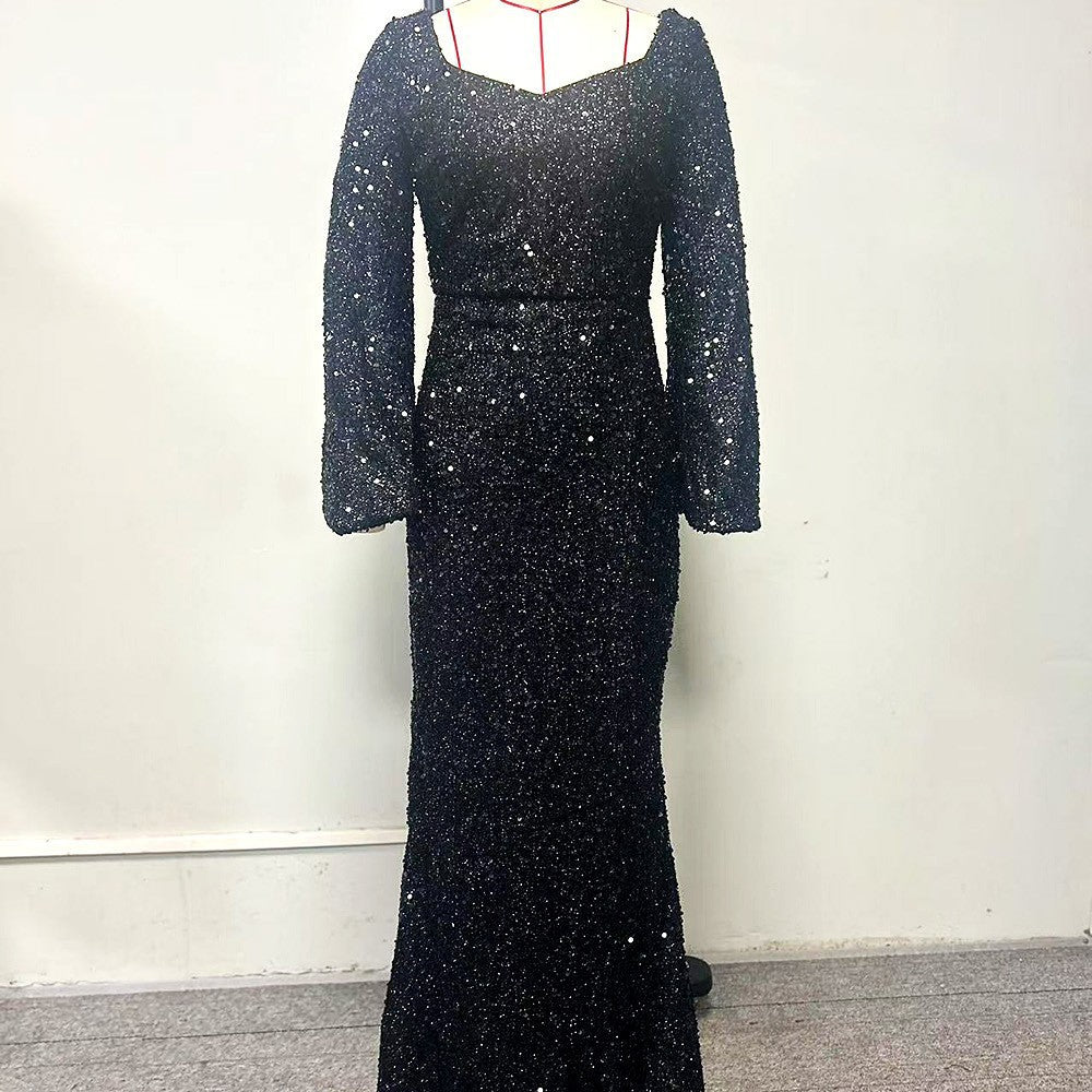 Dame Elegant aftenkjole med glitrende detaljer og vidt udfoldede ærmer Stilla