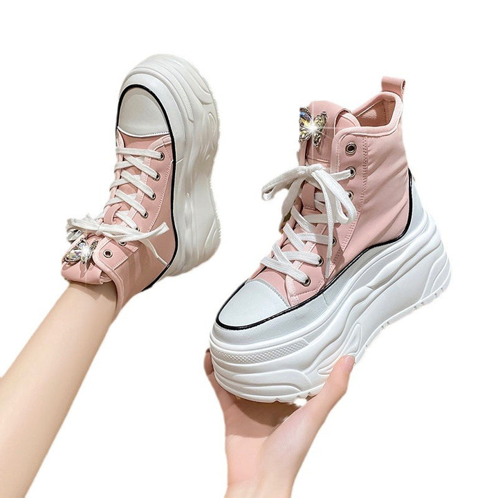 Dame højemodede plateau-sneakers med stilfuldt snøre-design og iøjnefaldende anhænger Stilla