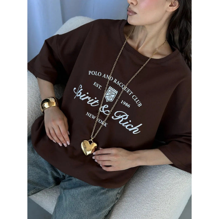Dame Oversized T-shirt med afslappet polo-design og inspirerende statement Stilla