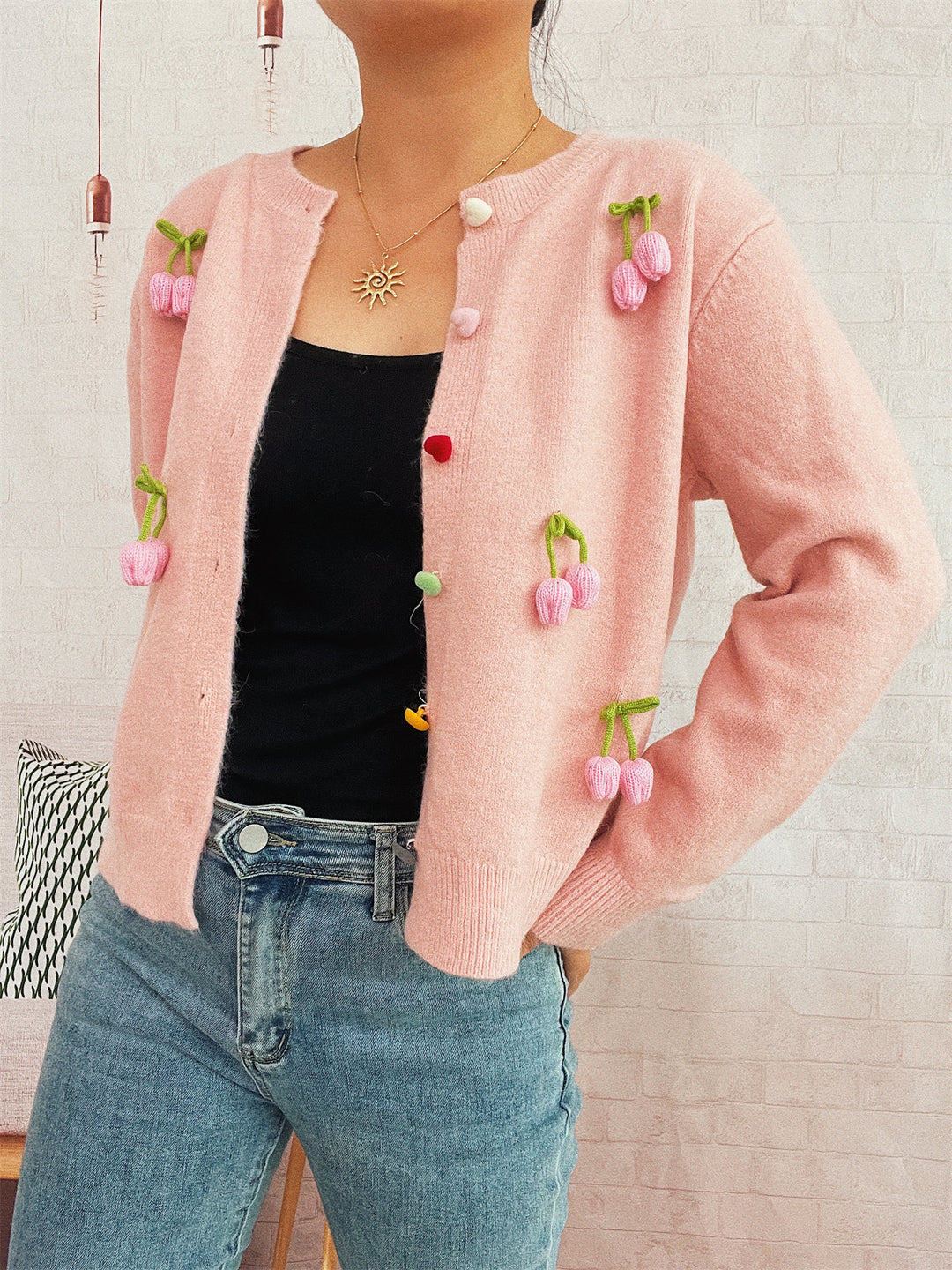 Kvinders cardigan med blomsterdesign og farverige knapdetaljer Stilla