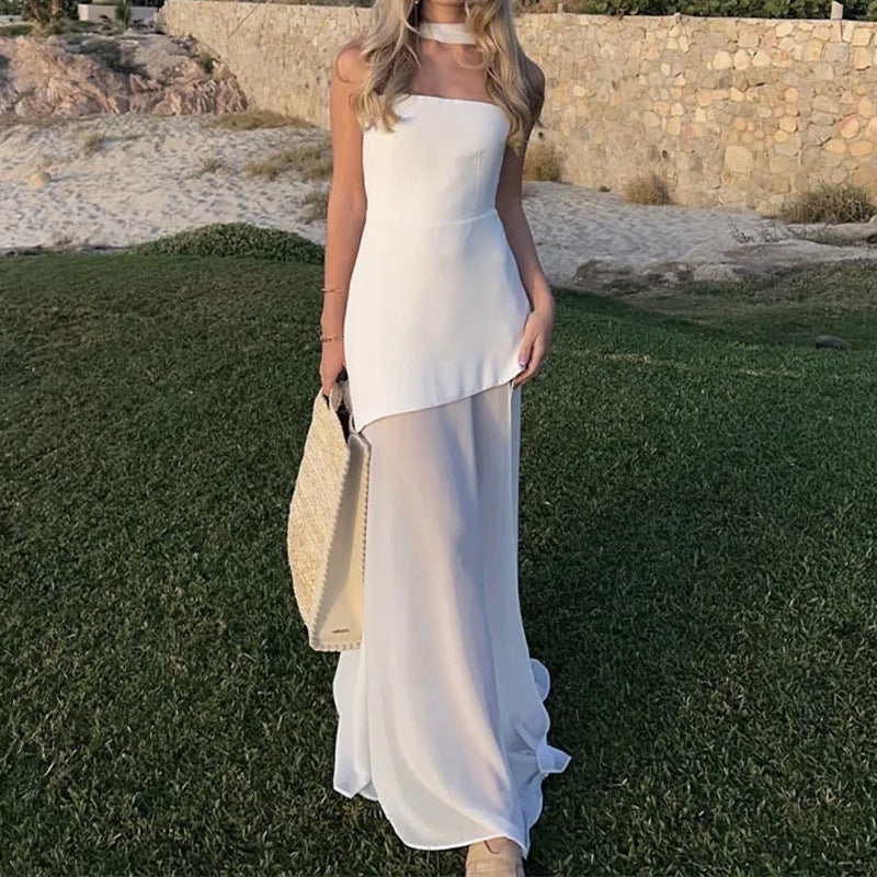 Dame strapless aftenkjole med elegant slids og flydende stof Stilla