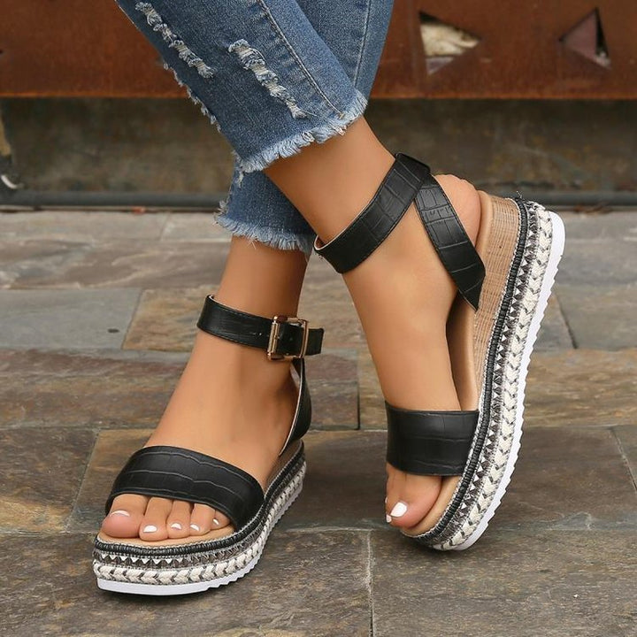 Dame wedge-sandaler med elegant remdesign og moderigtigt fodbetr Stilla