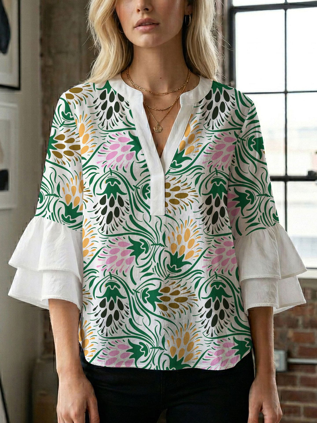 Dame bluse med voluminøse ærmer og kreativt trykdesign Skovae