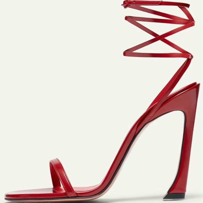 Dame High-Stiletto Riemchensandaler med arkitektonisk design Stilla