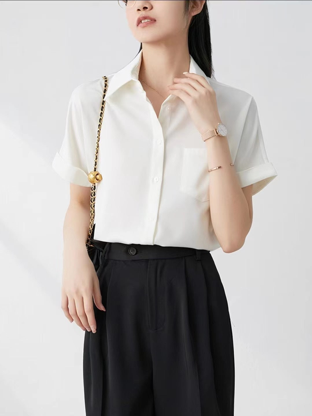 Dame satinbluse med moderne krave og elegante rulleærmer Skovae