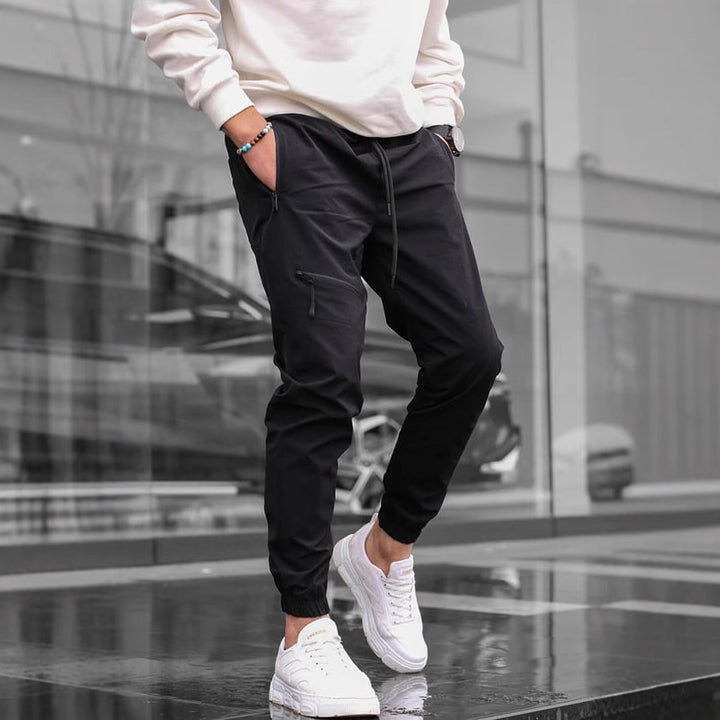 Herrer sporty fritidshose med elastisk talje og praktiske lynlåslommer Stilla