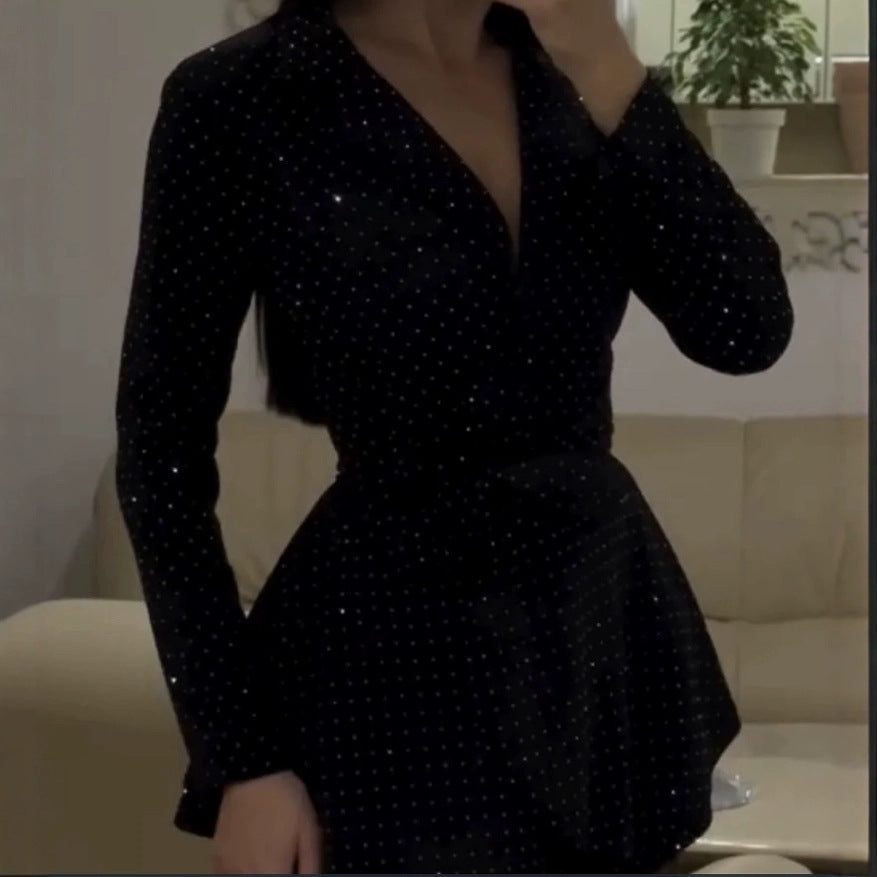 Kvinders glitrende skjortekjole med voluminøs kant og elegant tailoring