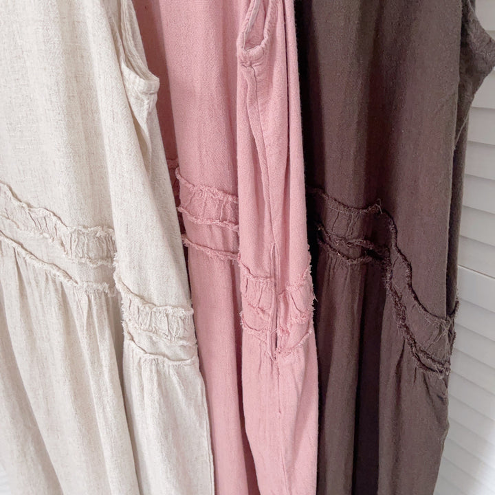 Femme Afslappet pasform ærmeløs kjole med smock-detaljer Stilla