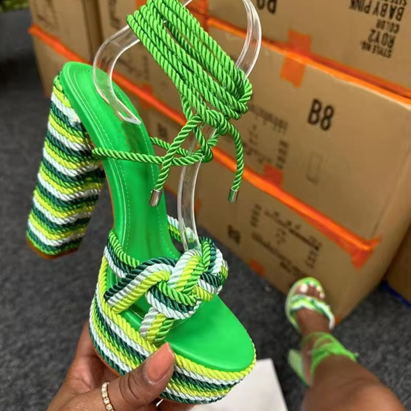 Femme Chunky Heel Platform Sandaler med flettede detaljer Stilla
