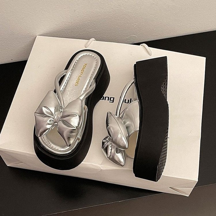 Dame platform-sandaler med knude-detalje og skridsikker sål Stilla