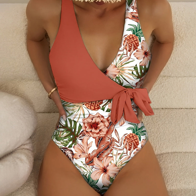 Dame heldragt badedragt med blomsterindpakningsdesign og dekorativ sløjfe
