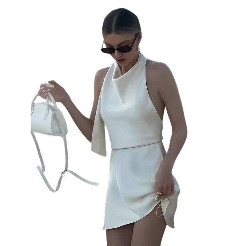 Damekjoler med halter-design og elegant udskæring samt legesygt slids Skovae