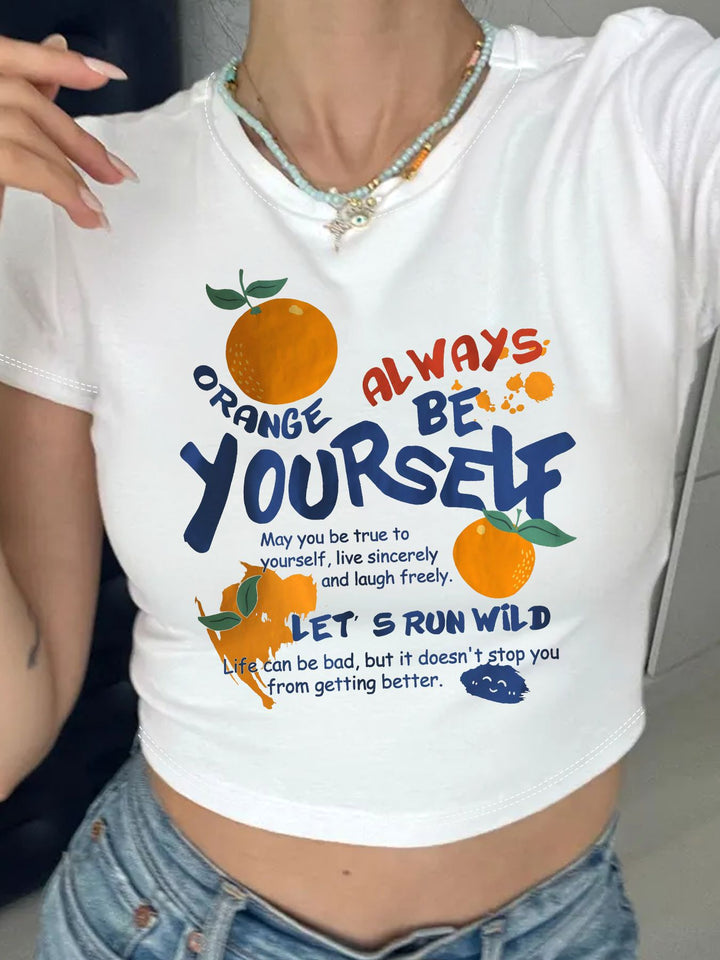 Dame Crop-T-shirt med inspirerende skrift og glad frugtmotiv Skovae
