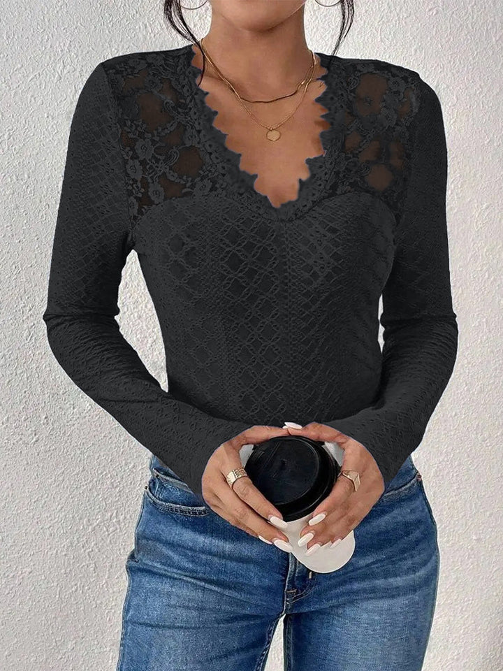 Damebluse med transparente spidsakcenter og elegant V-hals Stilla