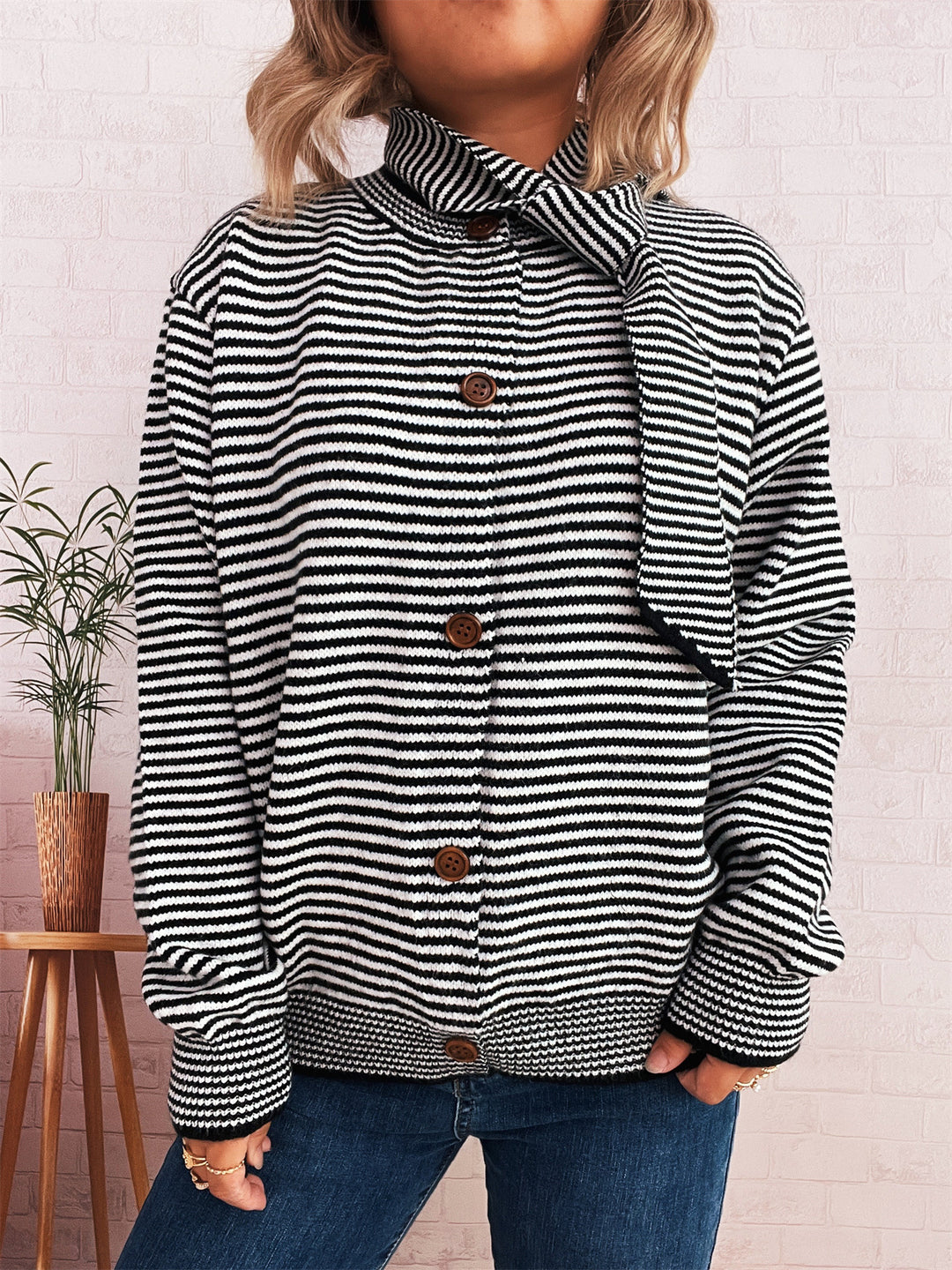 Kvinders stribede strikket cardigan med høj krave og dekorative knapper Stilla