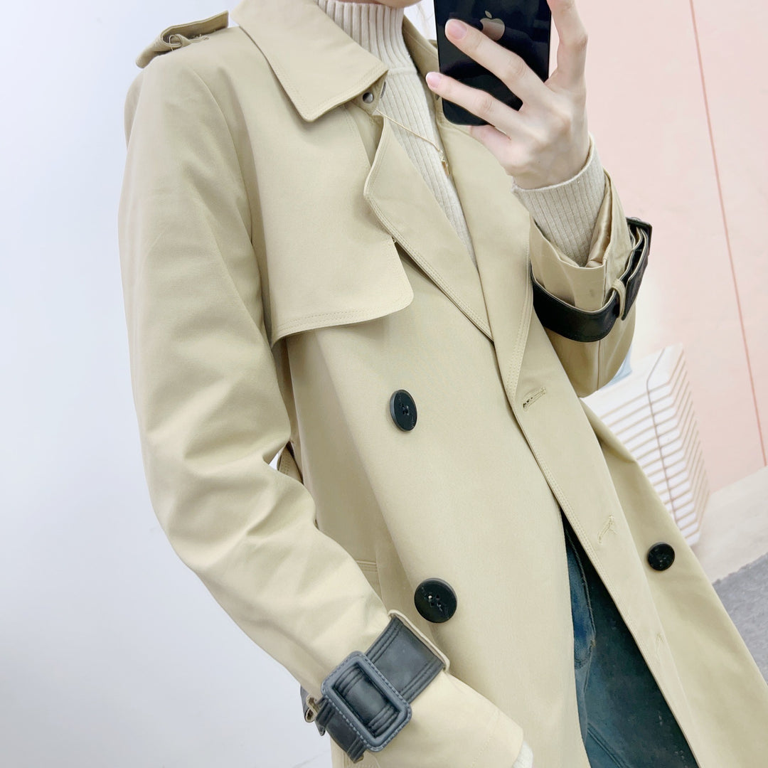 Dame trenchcoat med dobbelt knaplukning og moderigtige revers Stilla