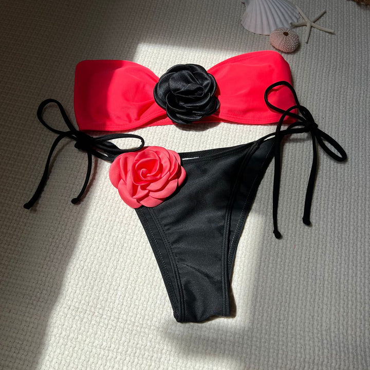 Dame Bandeau-Bikini med romantiske blomster-applikationer Stilla