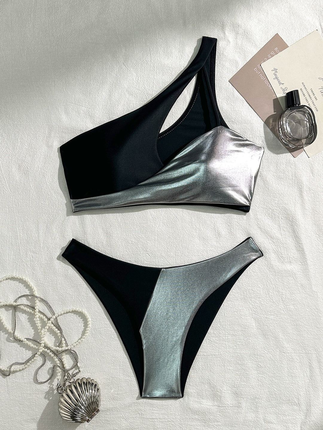 Dame bade sæt med asymmetrisk design og metal accenter Stilla
