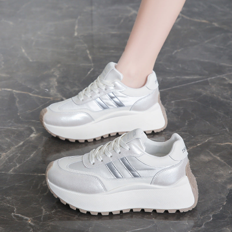 Dame sneakers med højmoderne platformsåler og skinnende overmateriale Stilla