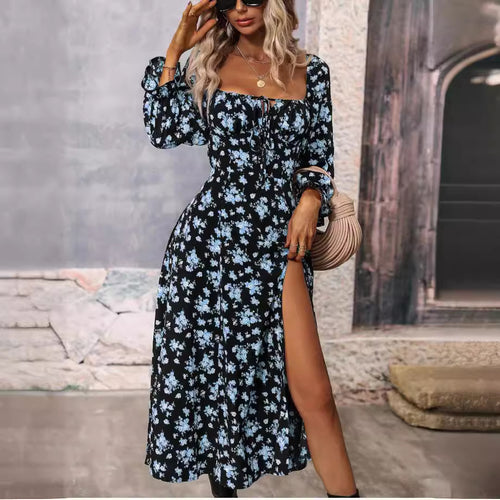 Dame blomsterkjole i boho-stil med dyb v-udskæring og sideslids Stilla
